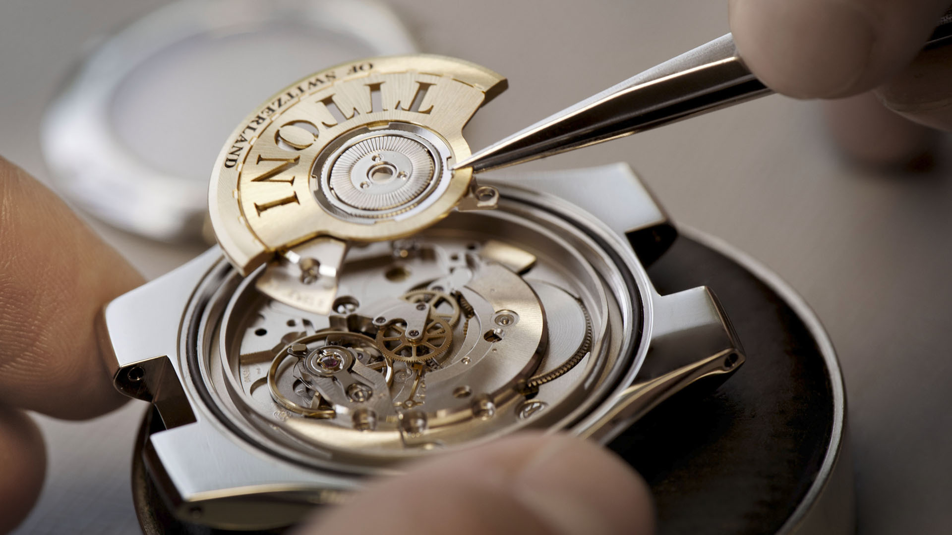 泰格豪雅售后中心（泰格豪雅表把划痕）