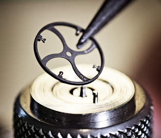 泰格豪雅手表多长时间保养一次（泰格豪雅处理划痕）