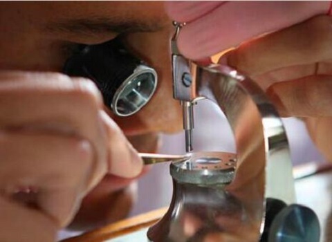 泰格豪雅手表轴断了要多少钱维修（泰格豪雅表壳出现划痕）